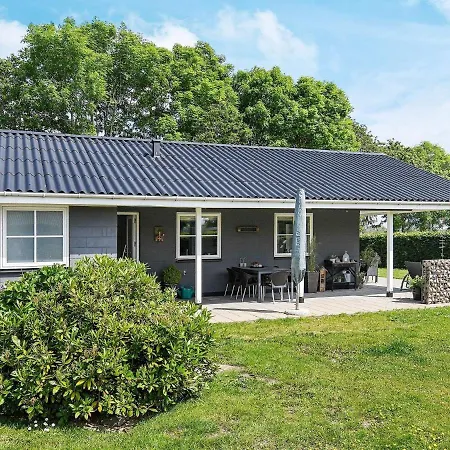 Spacious Holiday In With Garden