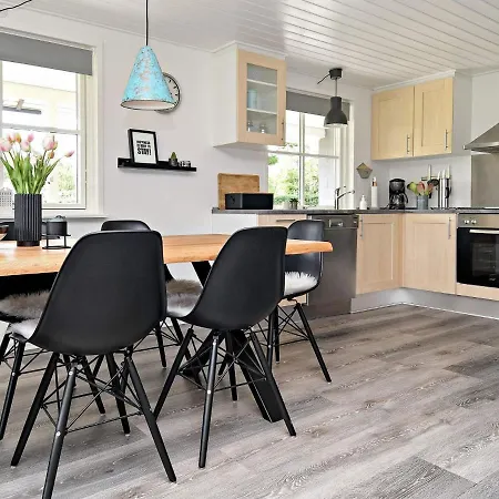 Spacious Holiday In With Garden *